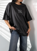 juodi marskineliai su issiuvinetu zenklu zuvis